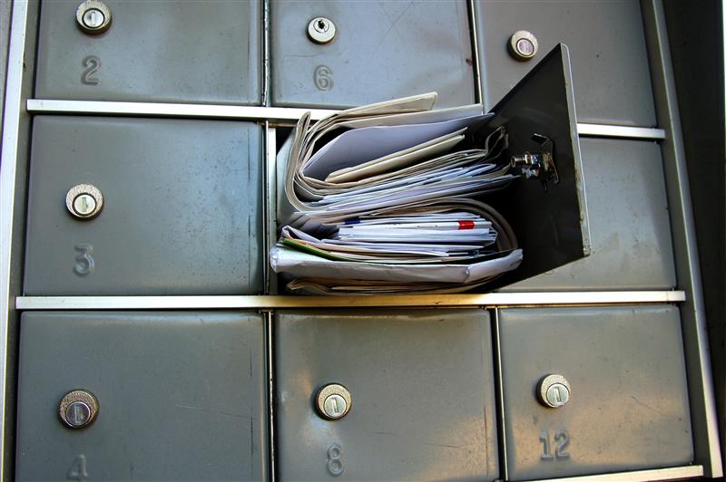 overfylt postkasse med regninger