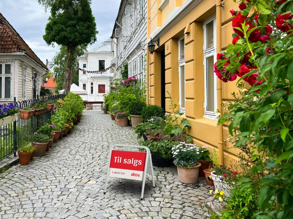 Visningsskilt fra Aktiv i en bygate