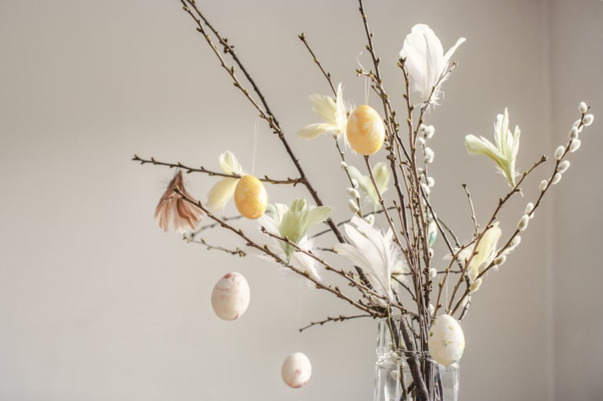 Gåsunger og påskepynt i vase